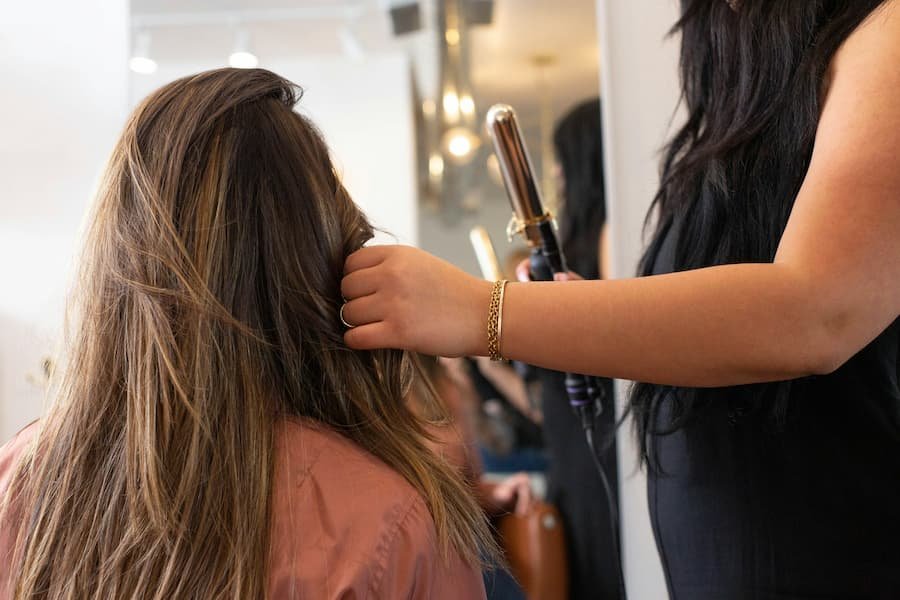 Friseurmeisterin bei der Arbeit